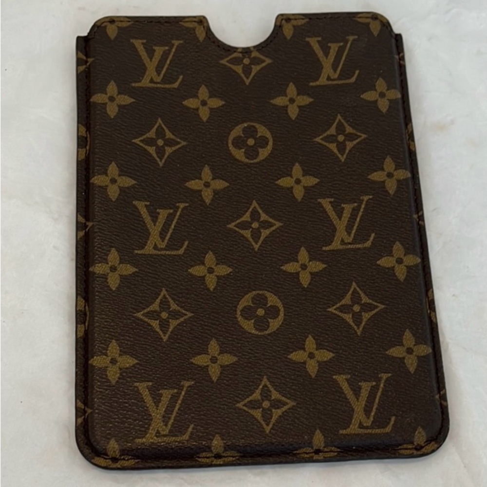 Beautiful Louis Vuitton authentic IPad Mini sleeve in very good condition!